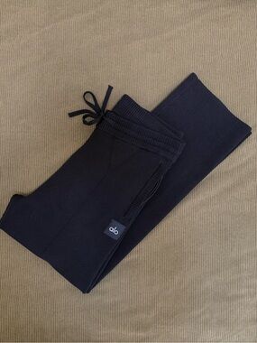 Alo Yoga- Scholar Straight Leg Sweatpants-Small